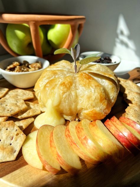 Pumpkin-Shaped Baked Brie - rachLmansfield Pumpkin Pasta Bake, Pumpkin Bisque, Fall Favorites Recipes, Brie Puff Pastry, Cheesy Appetizer, Fall Appetizers, Pumpkin Pasta, Pastry Shells, Pumpkin Butter