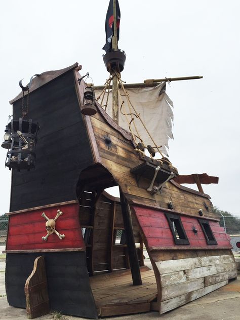 pirate ship playhouse Pirate House, Pirate Ship Playhouse Plans, Pirate Ship Playhouse, Outdoor Playhouse Ideas, Play Structures For Kids, Outside Playhouse, Backyard Fort, Pirate Decor, Diy Playhouse