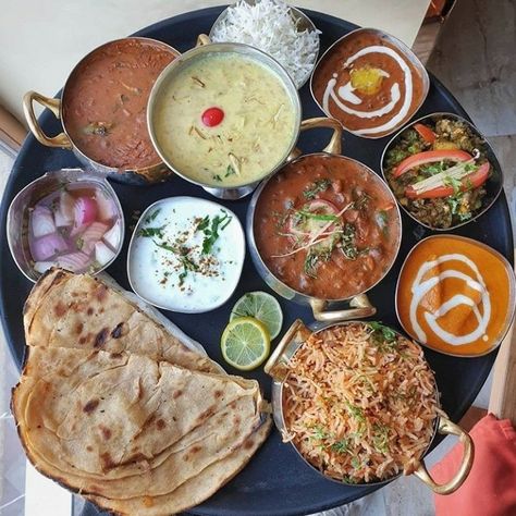 Dal Makhni, Lunch Thali, Watercress Recipes, Rajma Chawal, Marathi Culture, Indian Thali, Variety Food, Punjabi Culture, North Indian Recipes