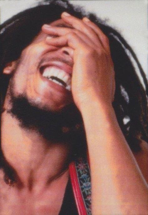 Bob Marley laughing..great photo of him Robert Nesta, Nesta Marley, Laughter The Best Medicine, Bob Marley Quotes, The Wailers, Belly Laughs, Reggae Music, Smiles And Laughs, People Laughing