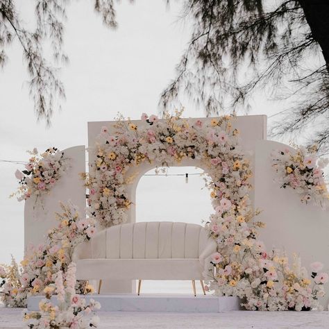 Feel the serenity of a beach wedding Whether you're dreaming of an intimate celebration or a stunning destination wedding, the peaceful waves and golden sands create the perfect backdrop for your love story. From the wedding of Hanif & Haliza Photo by : @therasaa.co Let us make your special day unforgettable For rates & packages kindly click the link on our bio. #riasan #destinationweddingkelantan #gardenweddingkelantan #eventplacekelantan #malaysiawedding #kelantanwedding #pas... Flower Combinations, Dream Beach Wedding, Wedding Planning Decor, Wedding Backdrop Design, Wedding Backdrop Decorations, Wedding Decor Style, Favorite Flower, Dream Beach, Chocolate Decorations