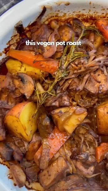 Jackfruit Pot Roast Vegan, Vegan Sunday Roast, Jackfruit Roast, Jackfruit Dinner Recipes, Vegan Pot Roast, Jackfruit Vegan Recipes, Jackfruit Recipe, Sunday Roasts, Roast Dinners