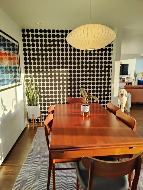 Dining Room Black Wall, Mid Mod Dining Room, Mid Century Wallpaper Accent Wall, Mid Century Dining Room Ideas, Accent Wallpaper Living Room, Wallpaper Kitchen Accent Wall, Wallpaper Accent Wall Dining Room, Wallpaper Accent Wall Dining, Black And White Midcentury Modern