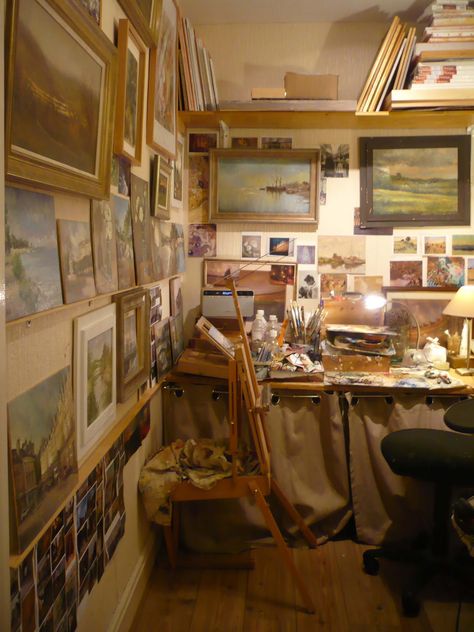 Valérie Pirlot's Blog: My little studio... Atelier Aesthetic, Oil Painting Studio, Painters Studio, Small Art Studio, Art Shed, Structural Drawing, Art Studio Space, Messy Art, The Sound Of Music