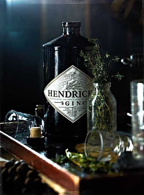 Photo Hendrick's Gin, Best Gin, Hendricks Gin, Cocktail Photography, Gin Bottles, Nyc Food, Gin Tonic, Gin Cocktails, Holiday Cocktails