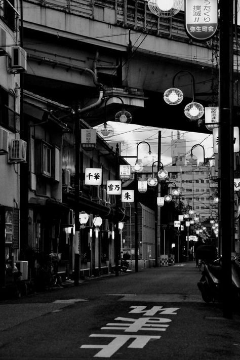 Black And White Aesthetic City, Seoul Black And White, Japan Black And White, Wallpaper Gelap, Phone Widget, Tokyo Aesthetic, Dark Black Wallpaper, Black And White City, Grey Pictures