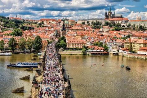 Menschenmassen auf der Karlsbrücke in Prag Day Trips From Prague, Stay In A Castle, Magical City, Visit Prague, Responsible Tourism, Prague Castle, Natural Heritage, Sustainable Tourism, Perfect Itinerary