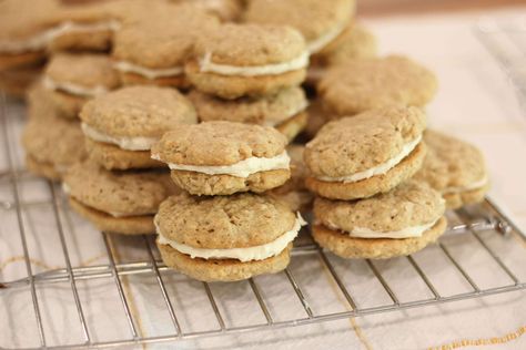 Soft, chewy oatmeal cookie with the added benefits of sourdough. The perfect Oatmeal Cream Sandwich Cookie recipe with Sourdough! Sourdough Discard Oatmeal Cream Pies, Sourdough Oatmeal Cookies, Sourdough Treats, Sourdough Sweets, Benefits Of Sourdough, Wild Fermentation, Chewy Oatmeal Cookie, Dough Starter Recipe, Perfect Oatmeal