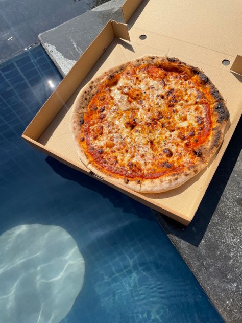 Pizza Pool Party, Food By The Pool, Party Food Black People, Food Black People, Pizza Vibes, Pool Party Drinks, 19th Bday, Pool Party Food, Pizza Photo