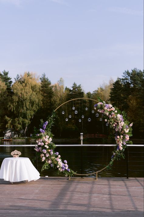 Circle Wedding Arch With Lights, Wedding Ceremony Backdrop Circle, Circle Arches For Weddings, Wedding Arch Colorful, Circle Alter Wedding, Circle Backdrop With Flowers, Round Wedding Arch Ideas, Round Arch Decoration Wedding, Boho Garden Party