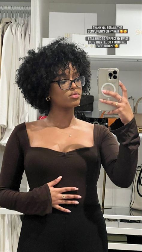 Medium Short Curly Haircuts Black Women, Mini Fro Black Woman, Medium Length Haircut Natural Hair, Shaped Afro Natural Hair, Coily Haircuts Women, Mini Curly Afro, 3c Short Curly Hair Hairstyles, Bangs On 4c Hair, Coily Haircuts