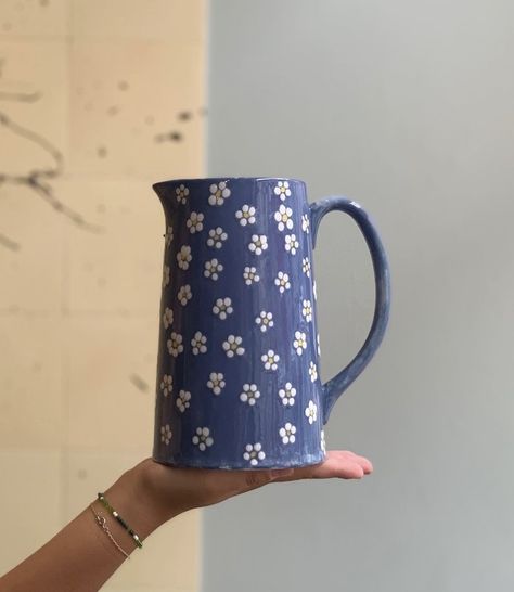 Painting Tea Cups Diy, Pottery Jug Painting Ideas, Ceramic Class Ideas, Vase Ceramic Painting, Mug Painting Designs, Painted Vases Ideas, Mug Ceramic Ideas, Tea Cups Diy, Painted Earth