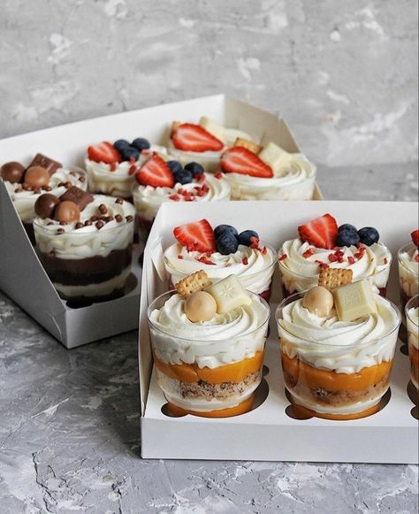 Mason Jar Desserts, Dessert Cups Recipes, Mini Dessert Cups, Catering Food, Fancy Desserts, Dessert Cups, Cake Decorating Tips, Cake Shop, Mini Desserts