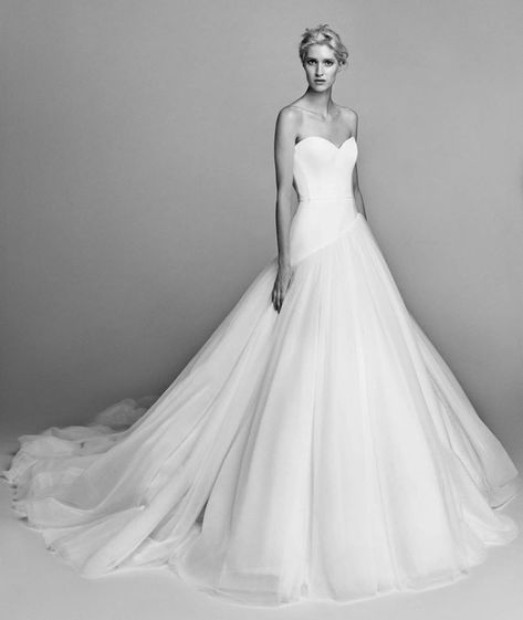 Strapless Ball Gown, Bridal Room, Classy Wedding Dress, Princess Wedding Dress, Dream Wedding Ideas Dresses, Tulle Ball Gown, Pretty Prom Dresses, Engagement Dresses, Luxury Wedding Dress