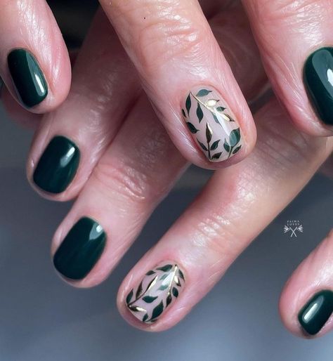 Green And Gold Floral Nails, Wedding Nails For Bride Autumn, Winter Nails February, Evergreen And Gold Nails, Forest Nail Design, Evergreen Nail Art, Nail Designs Vines, Nail Plate Designs, Foliage Nail Art