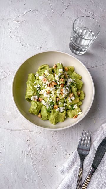 Eva Koper on Instagram: "FETA BROCCOLI PASTA WITH ROASTED HAZELNUTS @eva.koper - full recipe below My, oh, my 😍😍 this recipe is heaven!! The feta broccoli sauce makes it so creamy and the roasted hazelnuts gives it an delicious crunch ✨ SAVE TO TRY ❤️ dEATS: 200 g pasta (Rigatoni) 20 g basil 100 g feta 25 g hazelnuts (roasted) 2 cloves garlic 30 ml olive oil (optional but does makes it creamy) 500 g broccoli 1 shallot 200 ml pasta water (water from the pasta) Topping 1 tsp lemon zest 50 g feta Broccoli Rigatoni, Pasta In A Bowl, Broccoli Pasta Sauce, Broccoli Sauce, Pasta Rigatoni, Pasta Toppings, Roasted Hazelnuts, Basil Olive Oil, Pasta Water