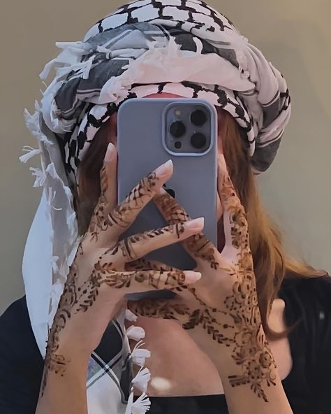 chand raat 🌙 keffiyeh from : @dontfundgenocide @jashnebazaar #eidmubarak #henna #keffiyeh