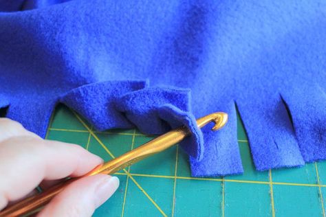 No-sew crochet hook Fleece Blanket Edging, Braided Fleece, Fleece Blanket Diy, Fleece Sewing Projects, Knot Blanket, Fleece Crafts, No Sew Fleece, Fleece Projects, Crochet Blanket Edging