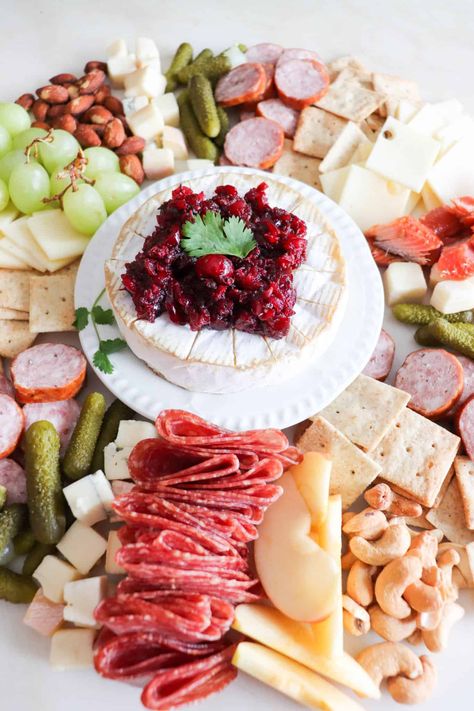 keto valentine charcuterie board Gluten Free Charcuterie Board Ideas, Healthy Charcuterie Board Ideas, Gluten Free Charcuterie Board, Gluten Free Charcuterie, Valentine Charcuterie Board, Valentine Charcuterie, Easy Charcuterie Board, Keto Valentines, Easy Charcuterie