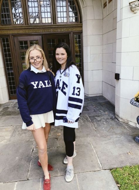 Yale Merch Aesthetic, Yale University Aesthetic Outfits, Ivy League Aesthetic, College Vibes, Dream University, Ivy Style, Yale University, Bff Goals, School Looks