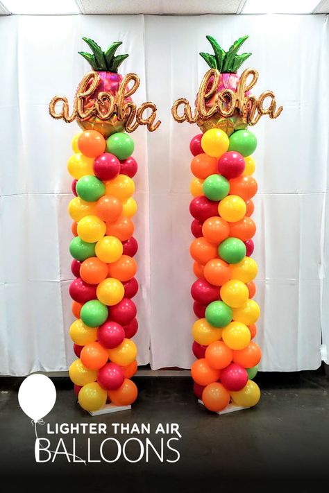 Sweet pineapples top this pair of Classic Columns, with a gold Aloha balloon. Aloha Pool Party Decorations, Hawaiian Balloon Columns, Luau 50th Birthday Party, Lula Party Ideas Hawaiian Luau, Hawaiian Prom Theme, Luau Balloon Decorations, Hawaiian Balloon Garland, Tropical Graduation Party Ideas, Luau Sweet 16