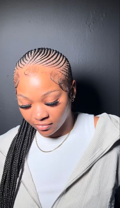 Small Lines Hairstyle, Small Lines Cornrows With Natural Hair, Conrows Lines, Cornrows Women, Straightback Cornrows Braids, Big Cornrows Hairstyles, Small Feed In Braids, Small Box Braids Hairstyles, Small Cornrows