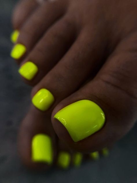 Stunning 2024 Summer Toe Nail Colors for Black Women | Top Trends & Ideas Nail Colors For Black Women, Bright Toe Nails, Neon Pedicure, Neon Toe Nails, Pedicure Trends, Green Toe Nails, Toe Nail Colors, Yellow Toe Nails, Fluorescent Nails