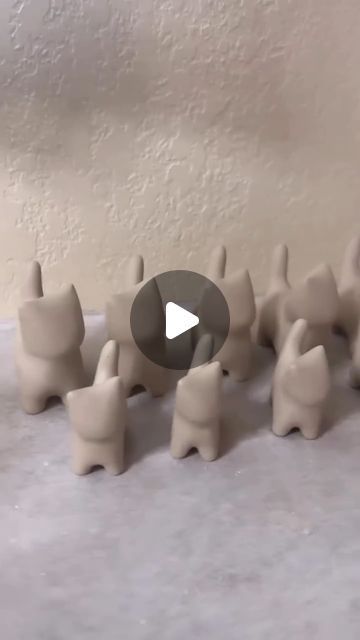 Pottery Cute Animals, Clay Cats Sculpture, How To Make A Clay Cat, Ceramic Cats Pottery, Pottery Cats Ideas, Cat Pottery Ideas, Cat With Clay, Ceramic Cats Sculpture, Cat From Clay