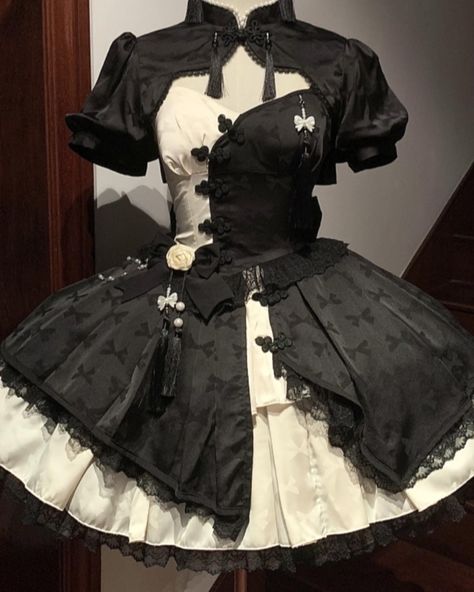 💘Chinoiserie-style Qi Lolita dress with buttons and tassels design, 5 colors available. 🥰Full set includes a dress, a cropped top and a bowknot at back. 👉Search 'LOLIC-011' on devilinspired.com #devilinspired #qilolita #chinoiseriechicstyle #lolitacoord #lolitafasion #cheongsamdress Purple Cosplay, Tassels Design, Magical Girl Outfit, Silly Clothes, Fashion Purple, Fashion Elements, Dress With Buttons, Chinese Fashion, Chinoiserie Style