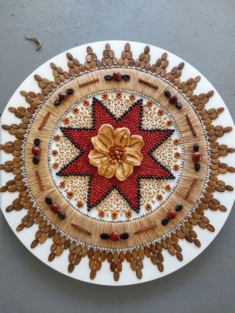 Arti Thali Decoration, Nature Mandala, Acrylic Rangoli, Thali Decoration Ideas, Abc Art, Plastic Bottle Art, Simple Rangoli Designs Images, Simple Rangoli Border Designs, Rangoli Ideas