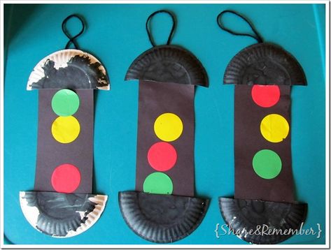 Paper Plate Traffic Lights | Fun Family Crafts Preschool Transportation Activities, Preschool Transportation, Transportation Preschool Activities, Transportation Theme Preschool, Transportation Activities, Maluchy Montessori, Transportation Crafts, Transportation Preschool, Preschool Projects