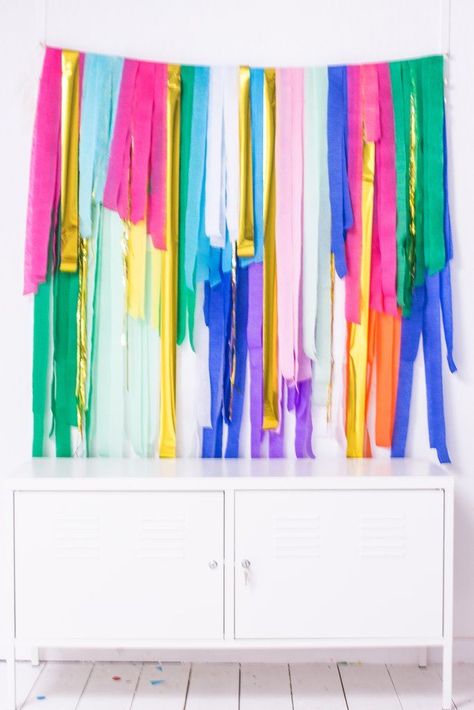 Streamer party Backdrop Tutorial party girlande Crepe Paper Streamers Backdrop, Crepe Backdrop, Crepe Paper Backdrop Diy, Party Streamer Backdrop, Jeffrey Gibson, Crepe Paper Backdrop, Party Streamer, Diy Fringe, Streamer Backdrop