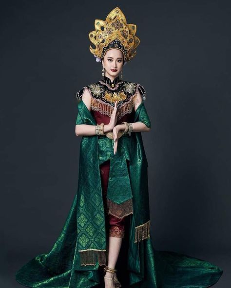 Malaysian Traditional Dress, Melayu Tradisional, Malaysian Dress, Malaysian Clothes, Sea Clothing, Cultural Wear, Indonesian Fashion, Sea Clothes, Middle Eastern Fashion