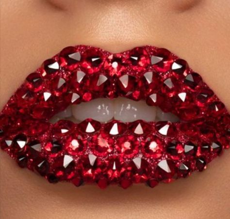 Red Glitter Lipstick, Makeup Bibir, Make Up Mata, Lip Art Makeup, Crystal Lips, Glitter Lipstick, Makeup News, Lipstick Art, Makeup Guide