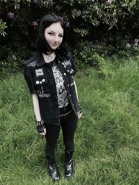 battle vest alternative metal style Black Metal Battle Vest, Metal Head Outfits Girl, Punk Vest Outfit, Goth Metal Outfit, Battle Vest Outfit, Metalhead Girl Outfits, Metal Head Outfits, Black Metal Style