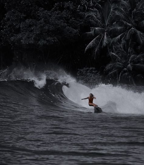 Surfer Aesthetic, Malibu Rising, Dark Beach, Surf Aesthetic, Beach Selfie, H2o Mermaids, Beachy Aesthetic, Learn To Surf, Aesthetic Beach