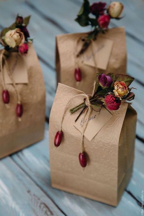 Diy Holiday Gift Wrapping, Brown Paper Bags, Masters Gift, Wedding Gift Wrapping, Easy Christmas Gifts, Diy Holiday Gifts, Creative Gift Wrapping, Wrapping Ideas, Pretty Gift