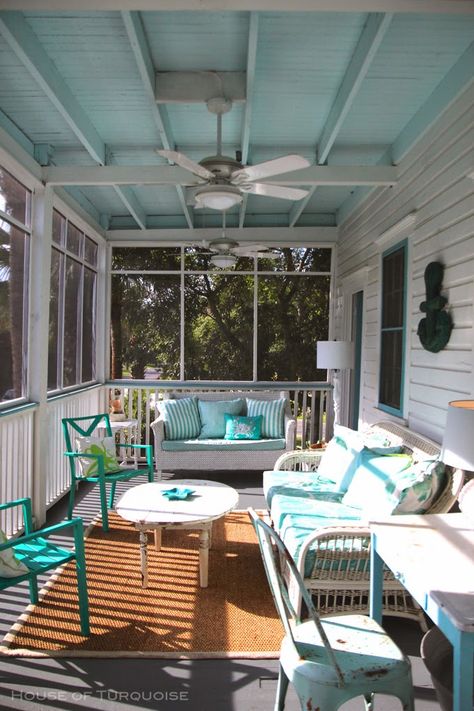 House of Turquoise: Southern Tides - Tybee Island, Georgia - Part 1 painted porch! Porch Kits, Screened Porch Designs, Living Pool, Balkon Decor, Porch Ceiling, Building A Porch, Enclosed Porches, House Of Turquoise, Sunrooms