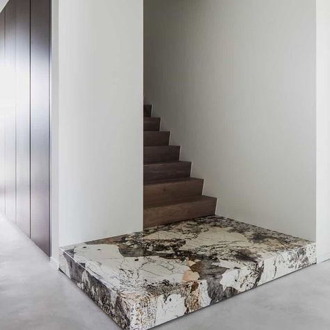 next design trend...fatty marble landings. I’m down 🙋🏻‍♀️ Marble Stairs, Modern Stairs, Interior Stairs, Stair Railing, Staircase Design, Stairs Design, Interior Inspo, Interior Inspiration, Interior Architecture