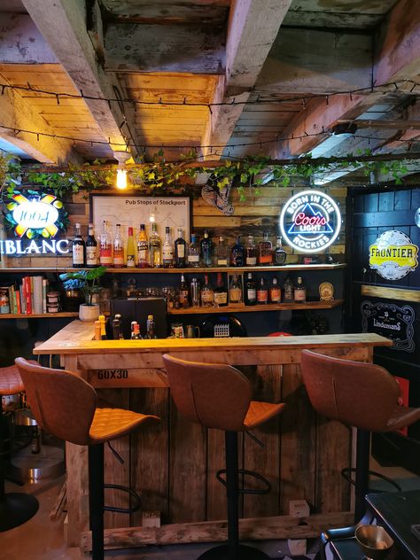 Small Speakeasy Room, Speakeasy Garage Bar, Home Dive Bar Ideas, Home Bar Themes, Dive Bar Basement, Speakeasy Bar Ideas, Garage Speakeasy, Ideas Para Bar, Home Sports Bar Ideas