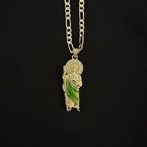 -Gold plated necklace. -Pendant Measurement: 3CM long x 1.2 cm wide -3MM Figaro chain included San Judas Necklaces, Keychain Necklace, Figaro Chain, Gold Plated Bracelets, Anklet Bracelet, Evil Eye Necklace, Evil Eye Bracelet, Evil Eye Jewelry, Green Necklace