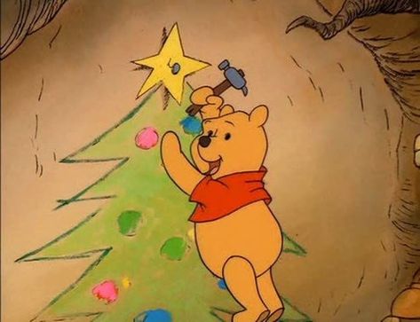 Pooh Christmas, Winnie The Pooh Pictures, Winnie The Pooh Christmas, Winnie The Pooh Friends, Cute Christmas Wallpaper, Pooh Quotes, Christmas Feeling, 캐릭터 드로잉, Old Disney