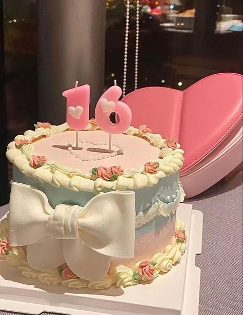 Cake 16th Birthday, Cake Aesthetic Birthday, Aesthetic Birthday Cake, 16th Birthday Cake, Makeup Chinese, Chinese Cake, Present Cake, Chinese Social Media, Cake Cafe