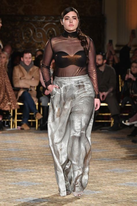 Runway Model Aesthetic, Body Positive Fashion, Model Runway, Plus Size Cocktail Dresses, Trend Report, Plus Size Models, Christian Siriano, Curvy Fashion, Cocktail Dresses