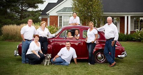 Family Photos With Car, Car Family Photoshoot, Group Car Photoshoot, Family Pictures With Classic Car, Old Truck Pictures Family, Lisa Photoshoot, Wv Beetle, Fun Family Pictures, Car Family