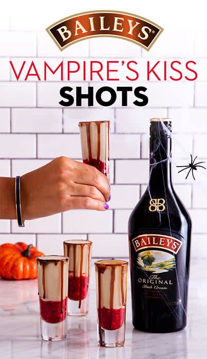 Snack Halloween, Halloween Shots, Halloween Party Drinks, Spooky Halloween Food, Halloween Fest, Liquor Drinks, Baileys Irish, Boozy Drinks, Halloween Cocktails