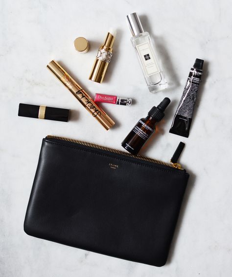 Product Flatlay, Corrective Makeup, What's In My Purse, Magic Bag, Inside My Bag, Fashion Accessories Photography, What In My Bag, Flatlay Styling, Inside Bag