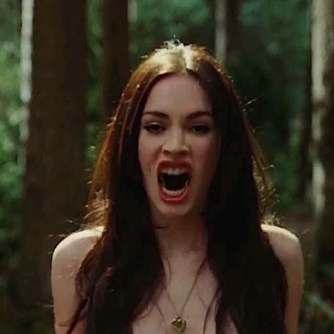 Jennifer Body Aesthetic, Jennifer’s Body Edit, Megan Fox Jennifer's Body Icons, Jennifers Body Icon, Daddy Isuess Song Aesthetic, Jennifer's Body Kiss, Jennifer Check Edit, Vampire Girl Aesthetic, Jennifers Body Aesthetic