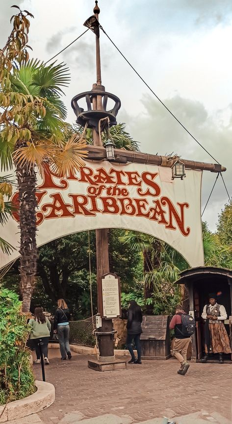 Disney World Pirates Of The Caribbean, Disneyland Pirates Of The Caribbean Ride, Pirates Of The Caribbean Disneyland, Disneyland Couples Pictures, Disneyland Paris Aesthetic, Disneyland Pirates Of The Caribbean, Pirates Of The Caribbean Ride, Disneyland Paris Rides, Disneyland Florida