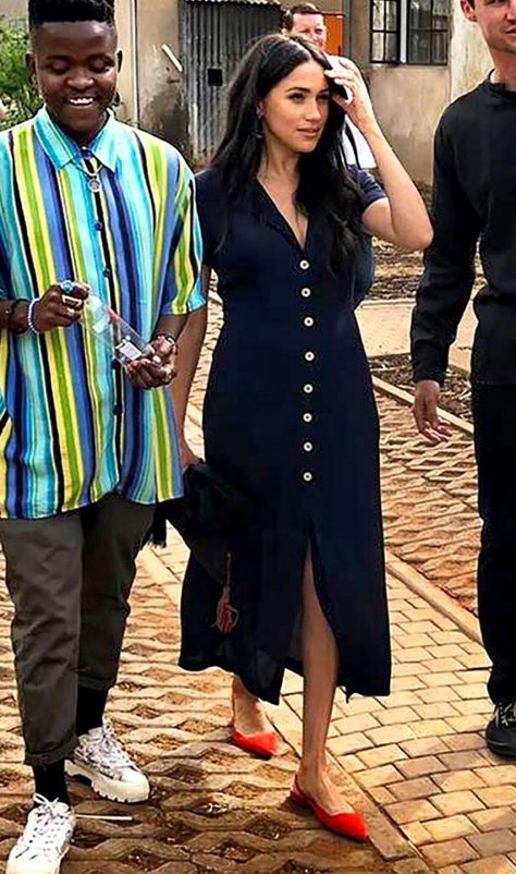 Meghan Markle Dress, Estilo Meghan Markle, Meghan Markle Outfits, Visit South Africa, Shirt Midi Dress, Prins Harry, Meghan Markle Style, Trench Coat Style, Blue Shirt Dress